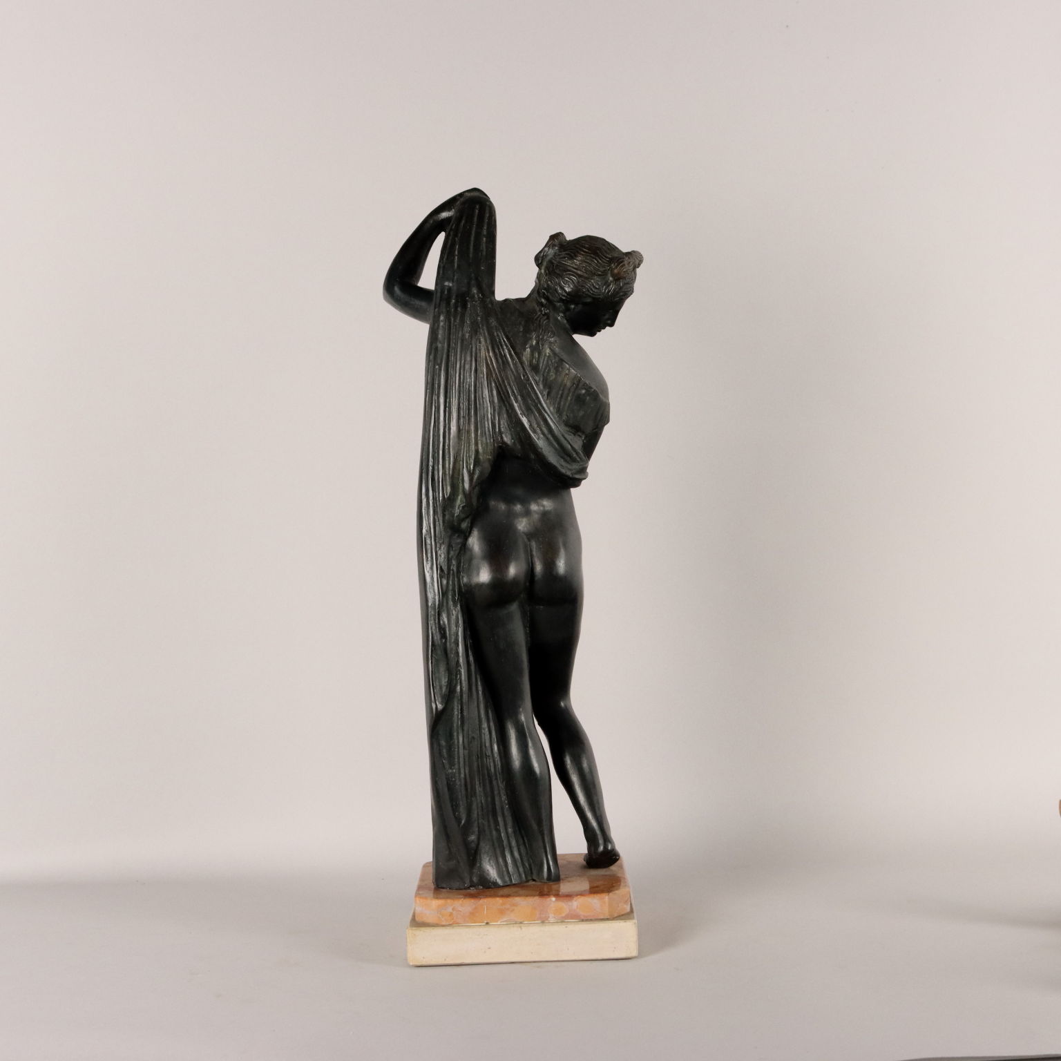 Mujer calipigia (Altura: 35 cm). Prueba en bronce patina…