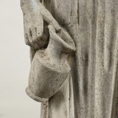 Statue de jardin représentant une figure féminine