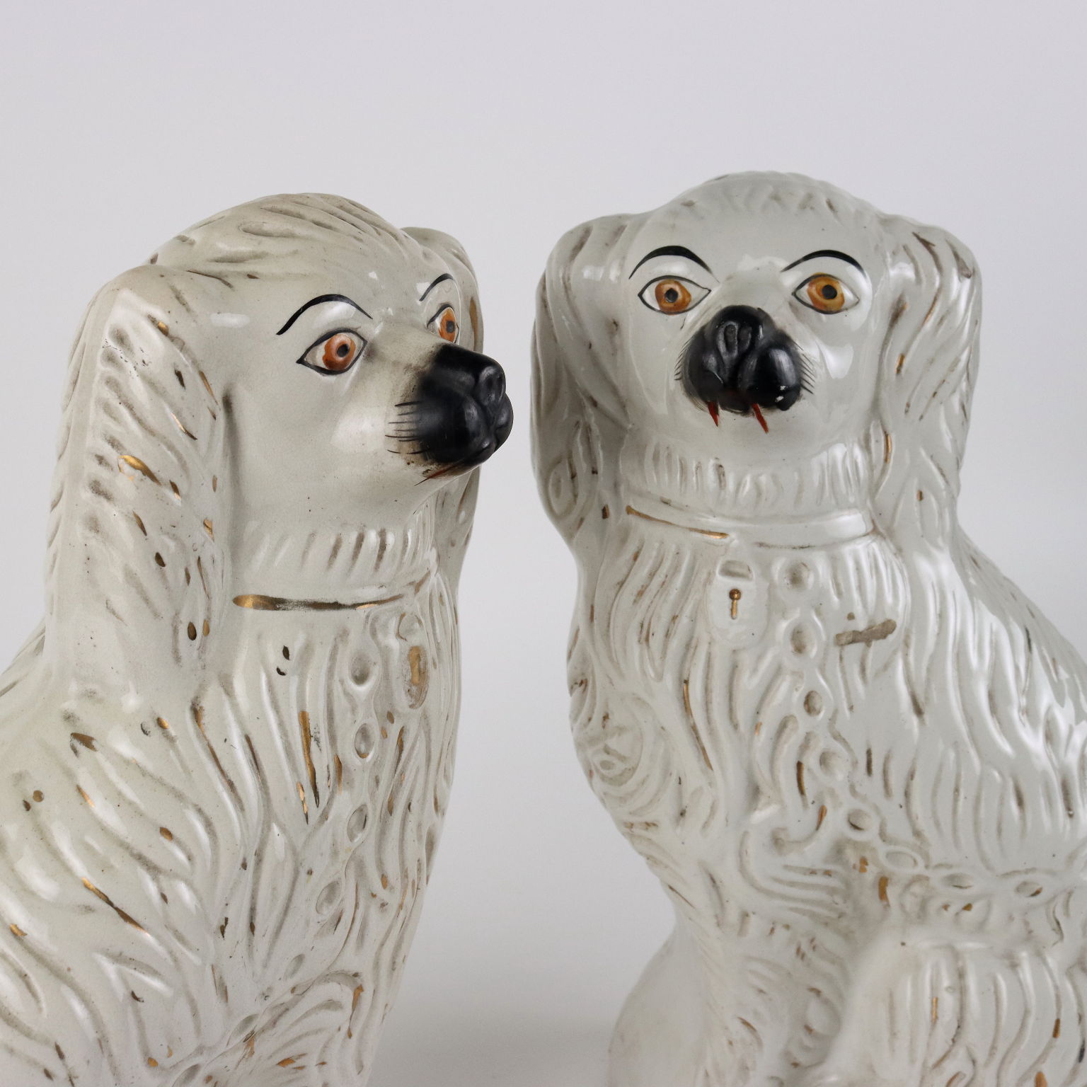 Gruppo di Cani Antichi in Ceramica Staffordshire Inghilterra XX Secolo