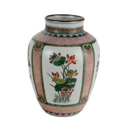 Vase en porcelaine peinte aux émaux Wu