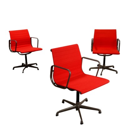 Trois chaises 'EA117' de Charles & Ray Eames produites par ICF