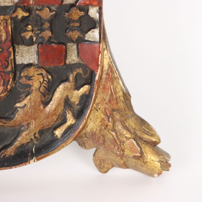 Escudo de armas en madera dorada y tallada.