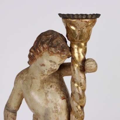 Putto tenant le flambeau