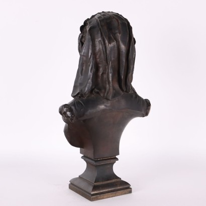 Busto de mujer joven en bronce