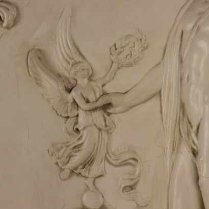 Bas-relief en plâtre avec personnages mythologiques