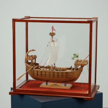 Maqueta de barco normando en vitrina.