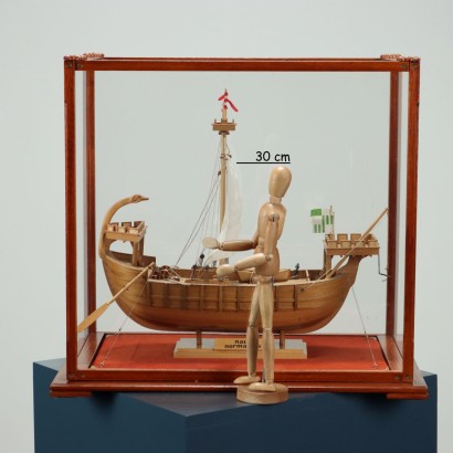 Maqueta de barco normando en vitrina.