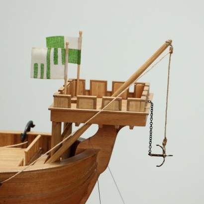 Maqueta de barco normando en vitrina.