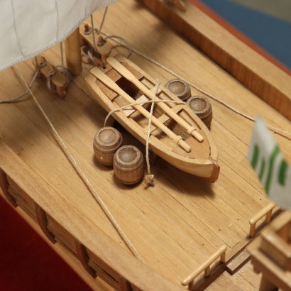 Maqueta de barco normando en vitrina.