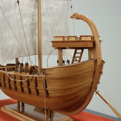 Maqueta de barco normando en vitrina.