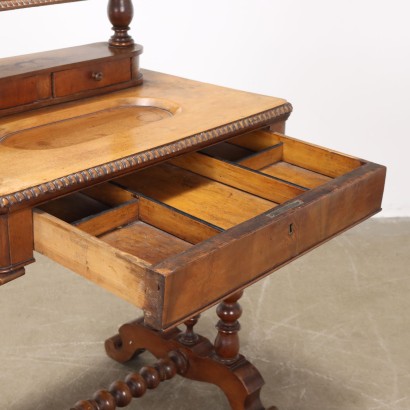 Dressing Table,Dressing Table in Walnut