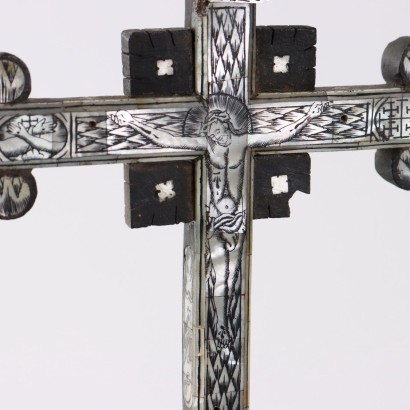 Crucifix en Bois et Nacre